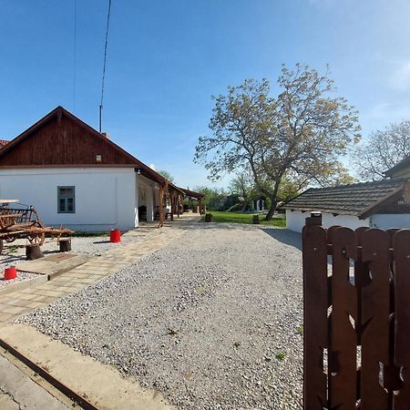 Trinity Vendeghaz Abadszalok Exterior foto