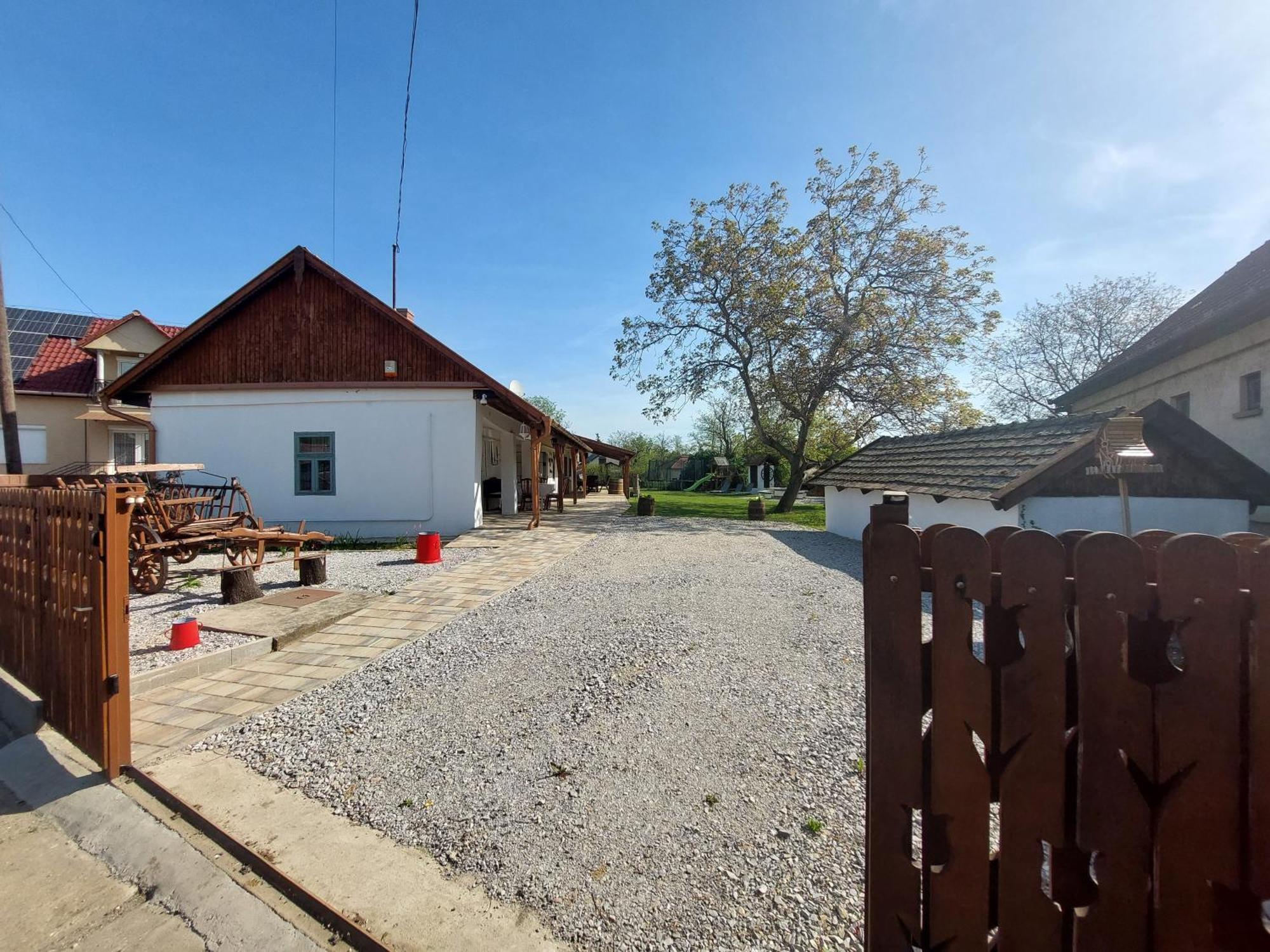 Trinity Vendeghaz Abadszalok Exterior foto